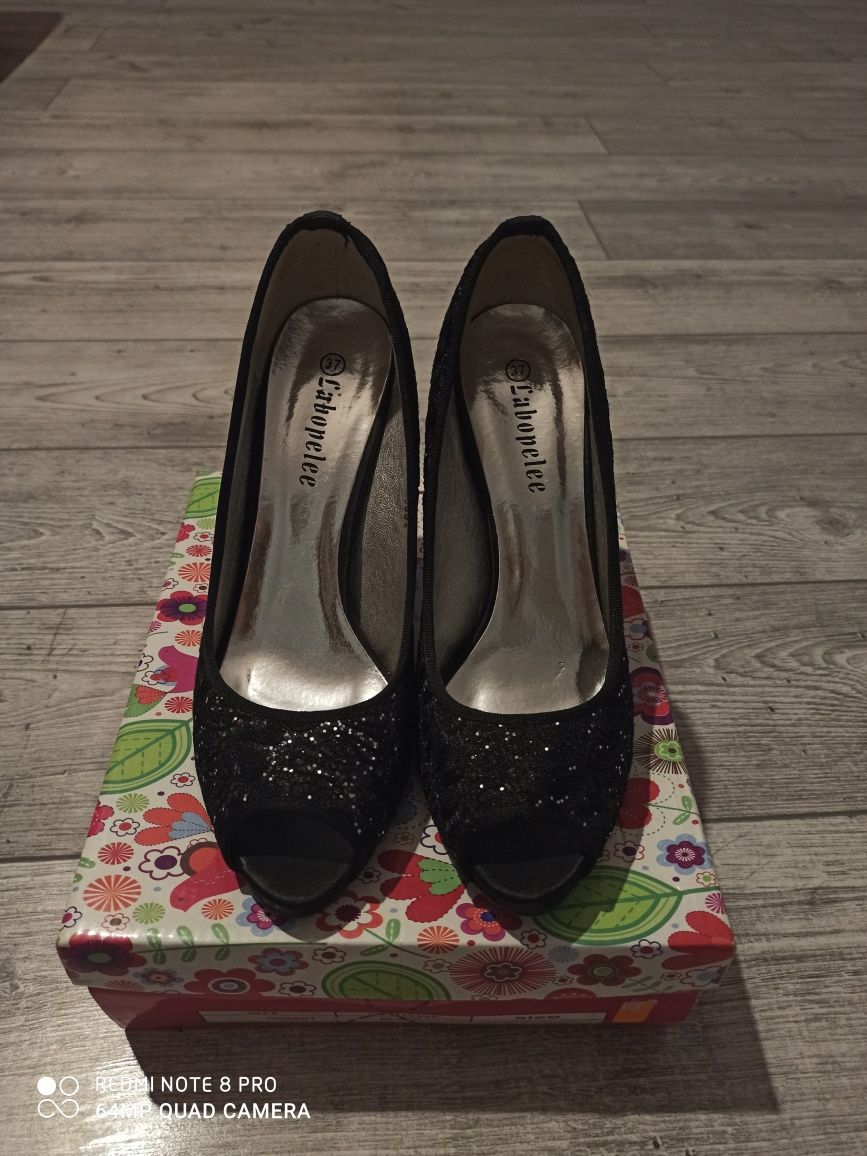 Pantofi eleganți femei.