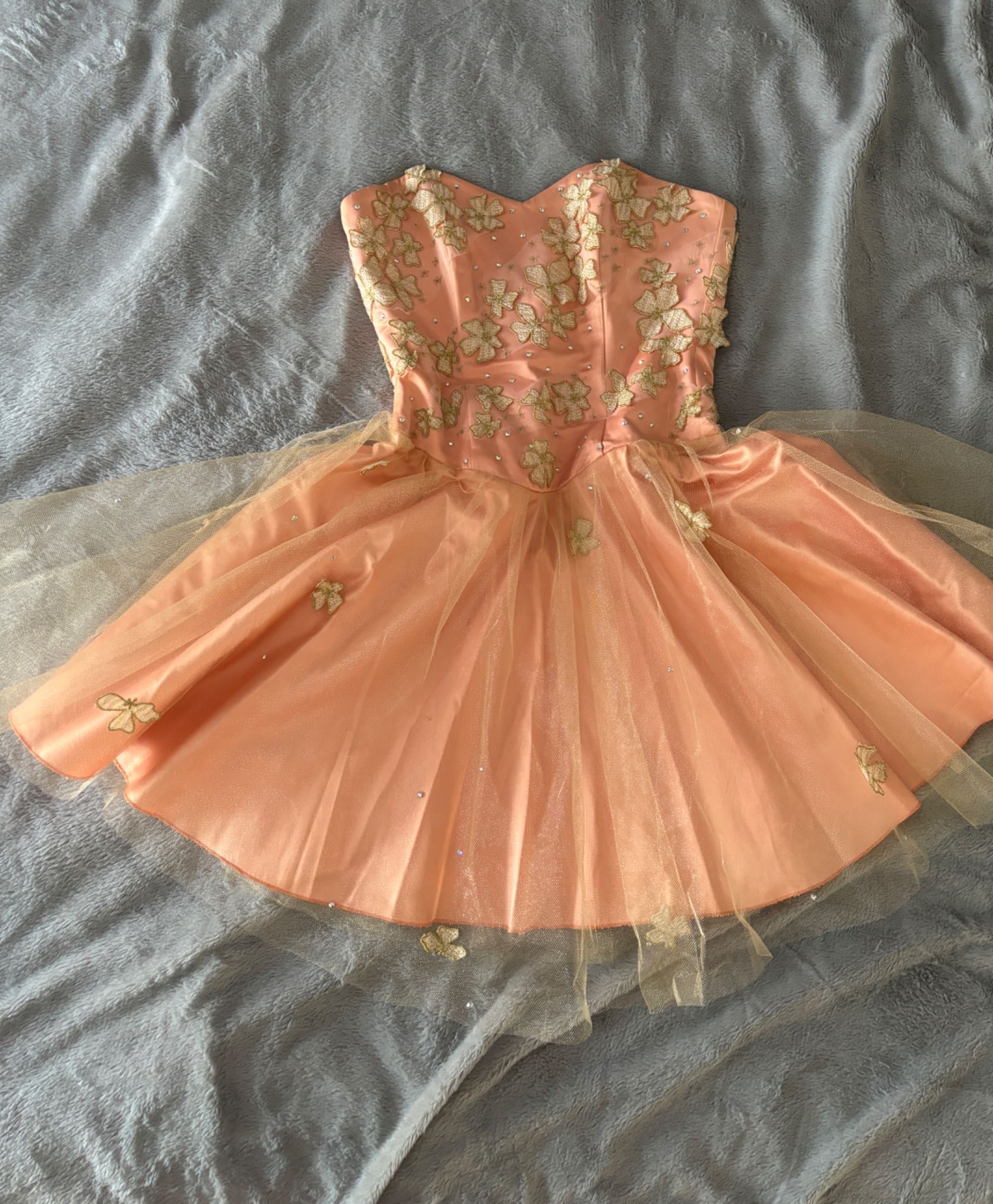 Rochie de seară scurtă roz-piersică cu dantelă 3D