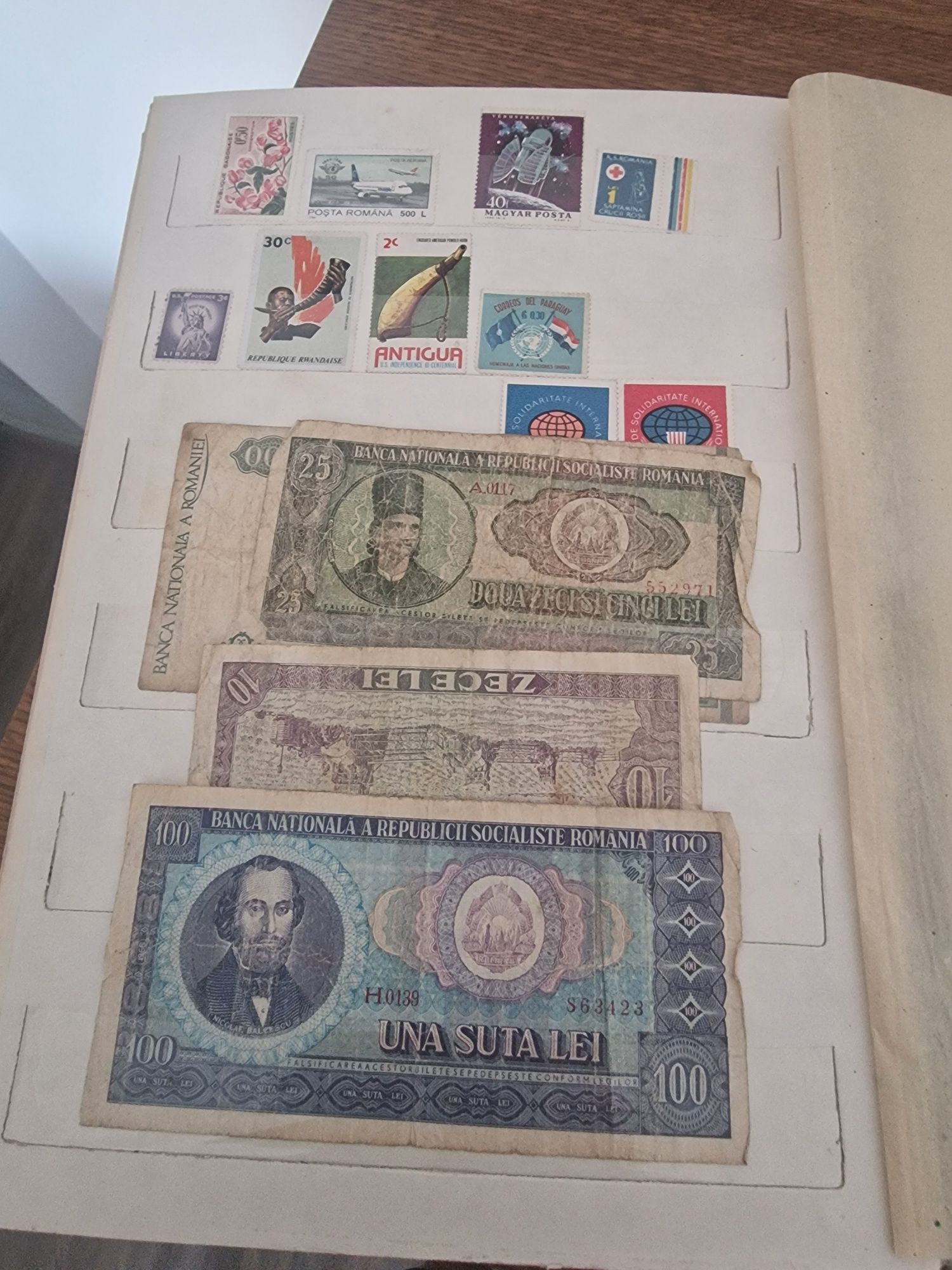 Album cu  timbre de colecție + bancnote vechi