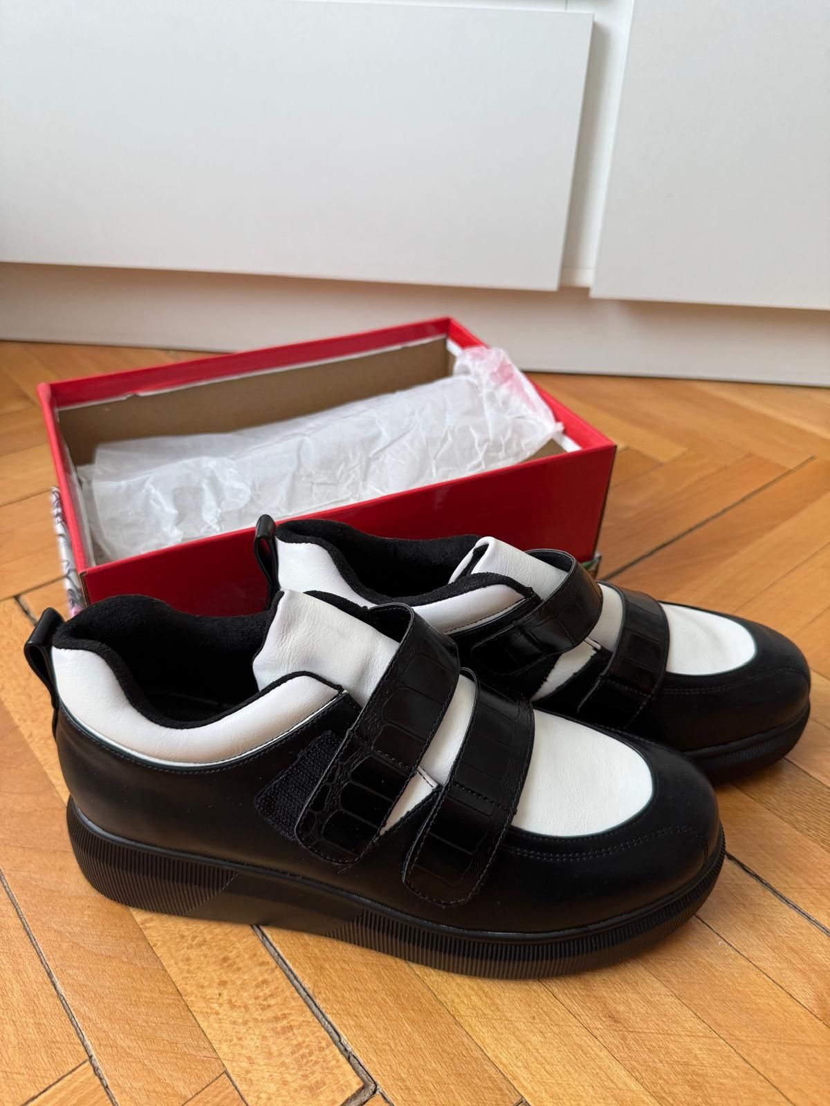 Adidași Lulux negri