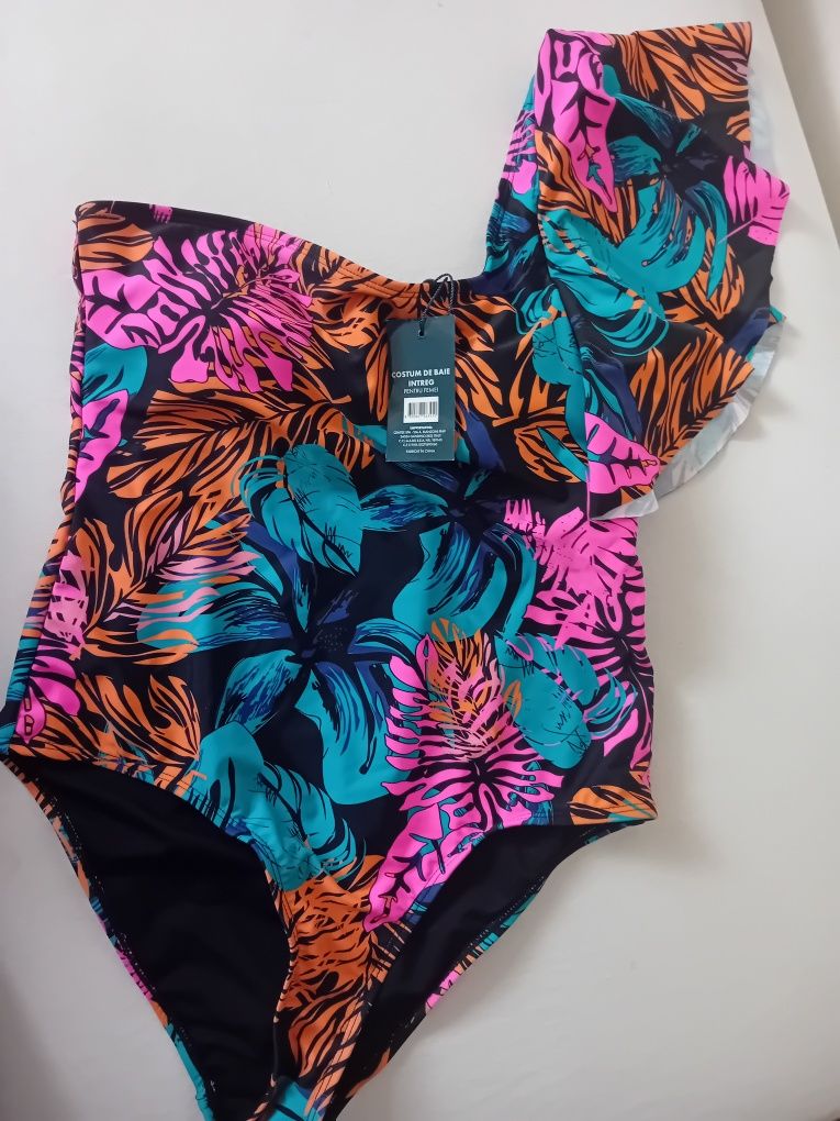 Costum de baie întreg