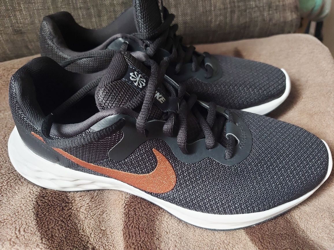Vând adidași NIKE