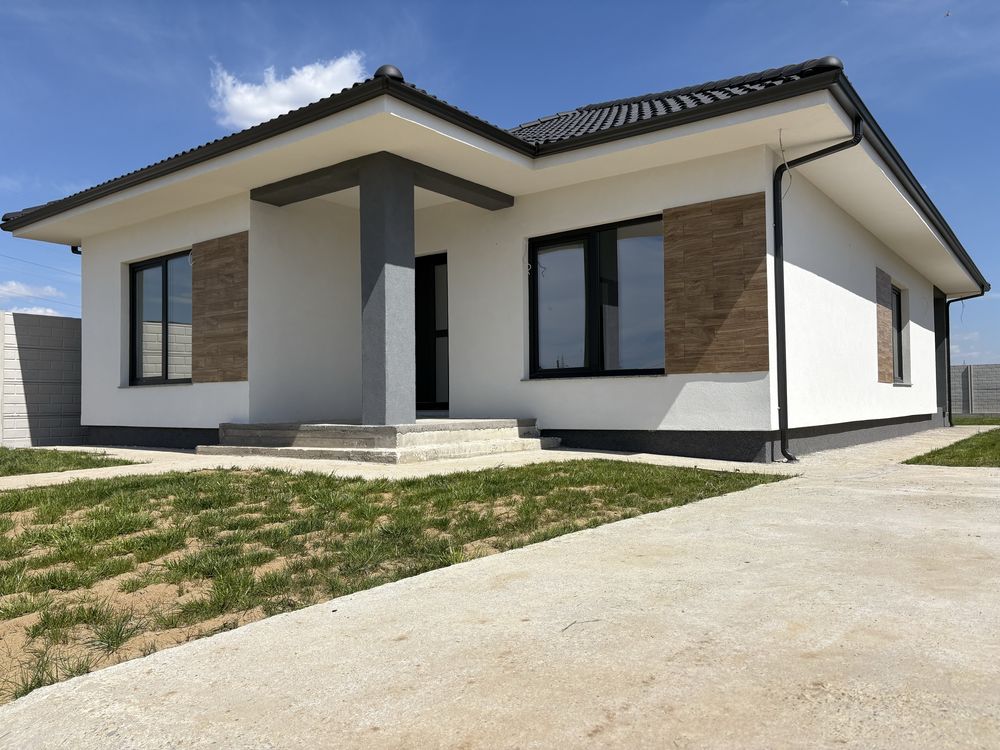Casa noua cu PANOURI FOTOVOLTAICE, teren 553 mp, (utilitati complete)