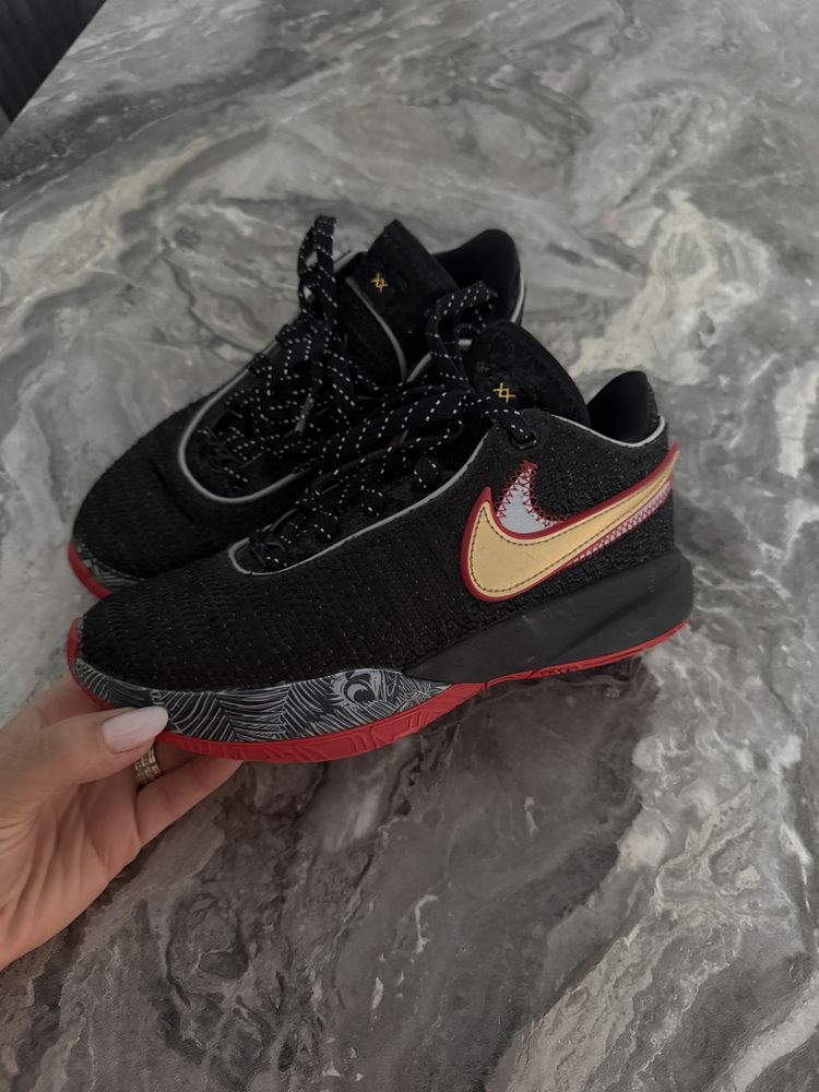 Adidasi nike marimea 36,5