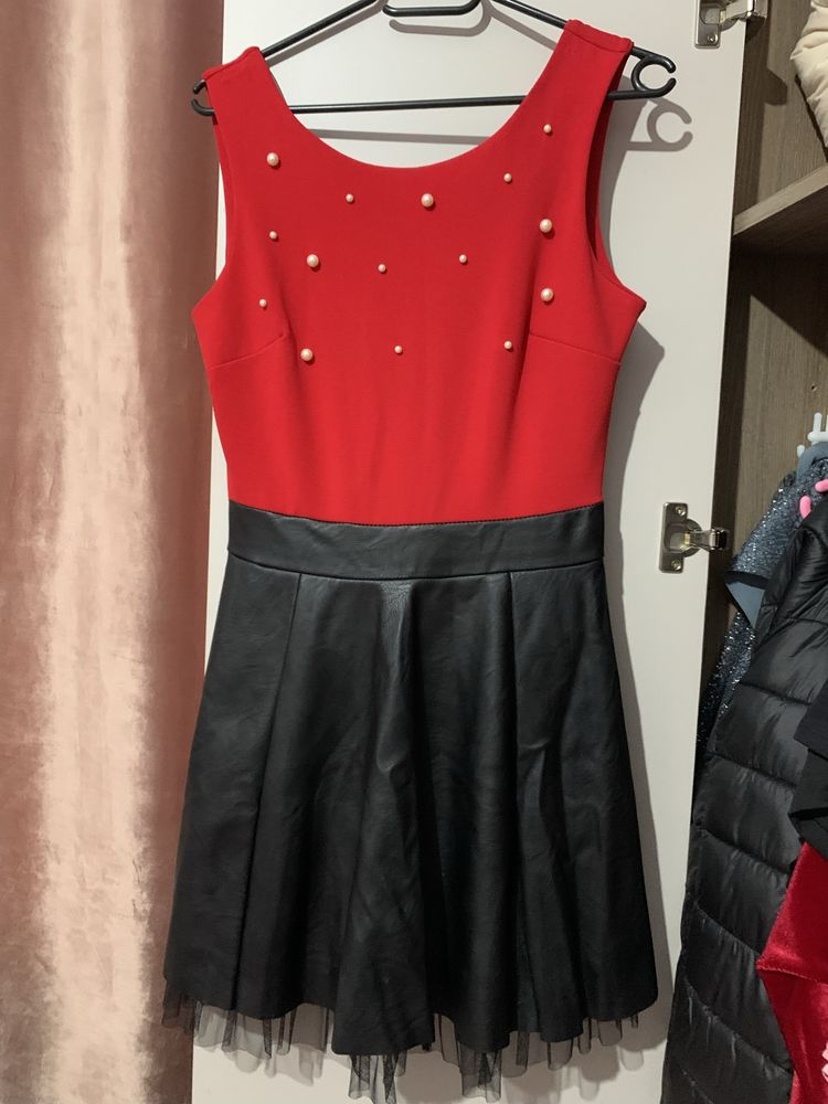 Rochie de ocazie, purtata o sigura data. In stare foarte buna.