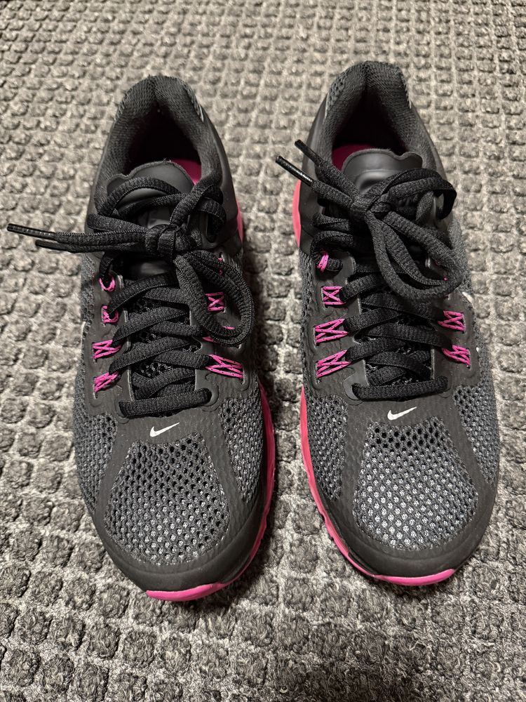 Vand adidasi Nike