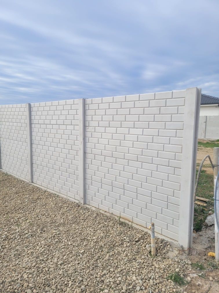 Împrejmuiri terenuri cu placi de gard, stâlpi, prefabricate din beton