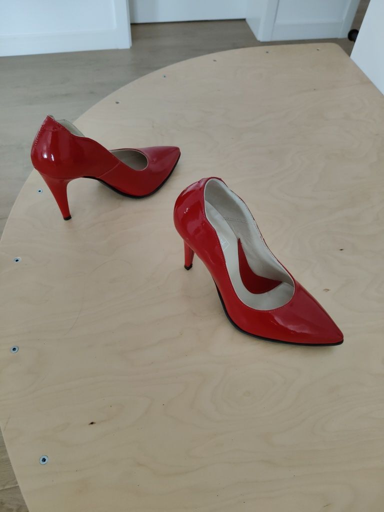 Pantofi din piele naturala lăcuită Nr. 34