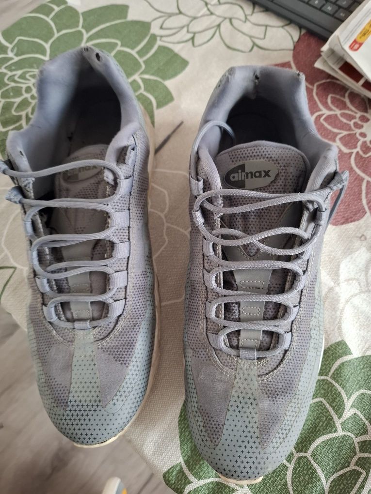 Vand adidasi Nike Airmax