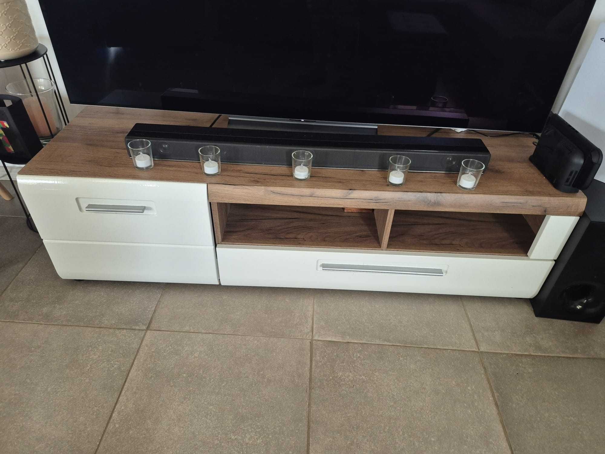Comoda alba pentru TV