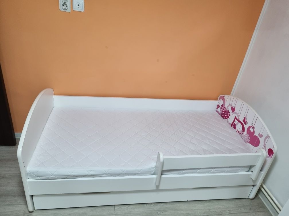 Pat alb pentru fetită