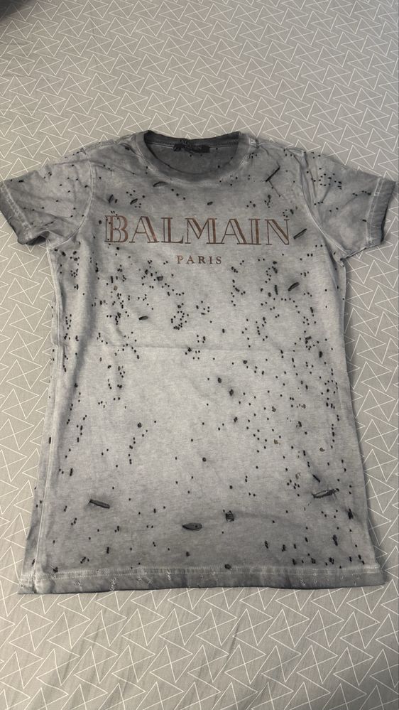 Vand tricou balmain paris in stare buna