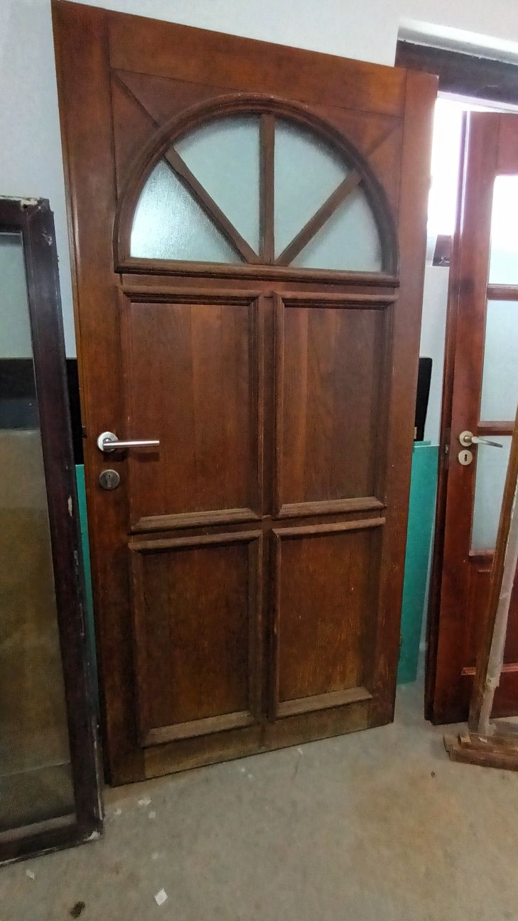 Ușă lemn masiv necesita recondiționare