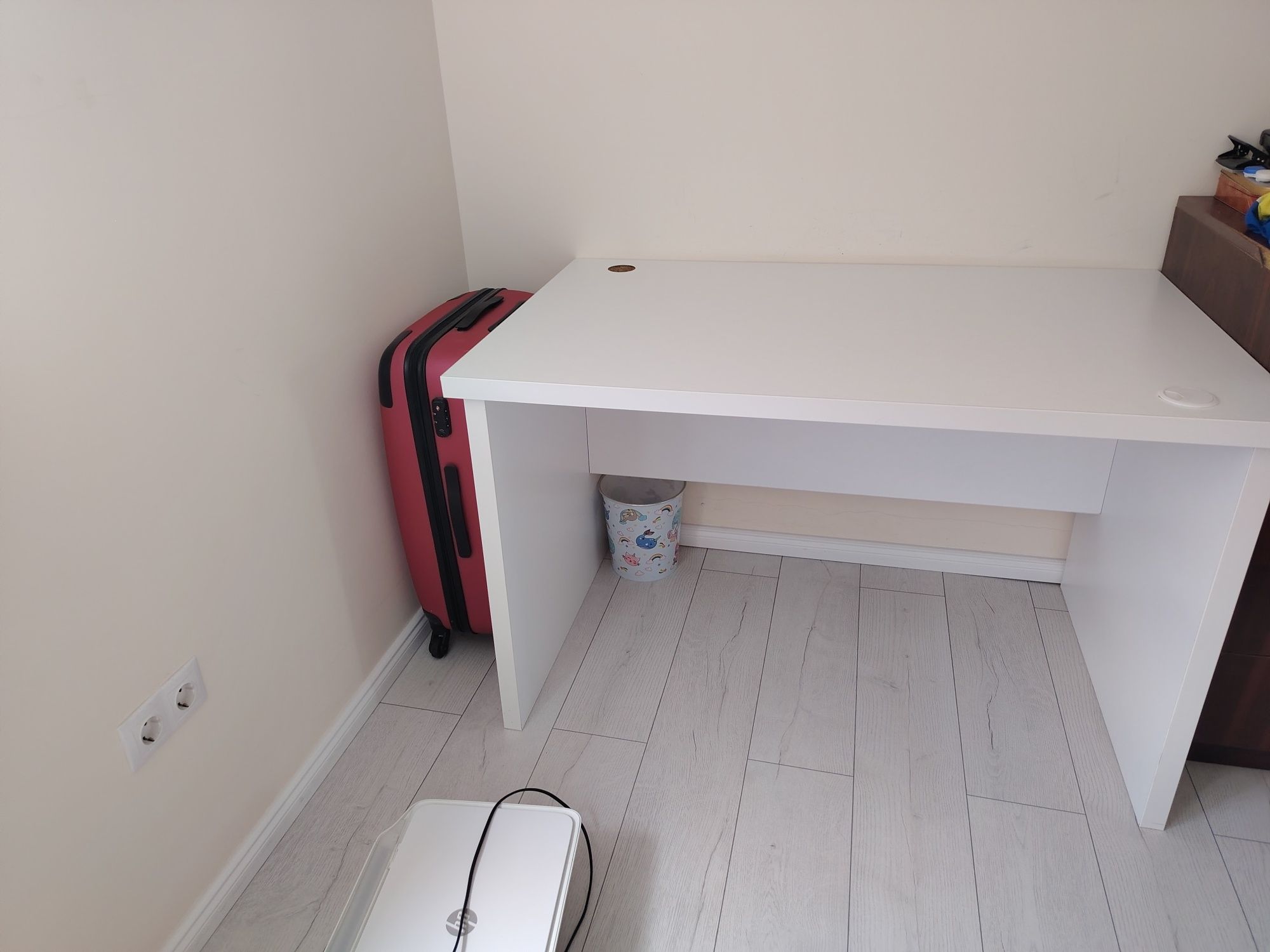 Vand birou alb minimalist