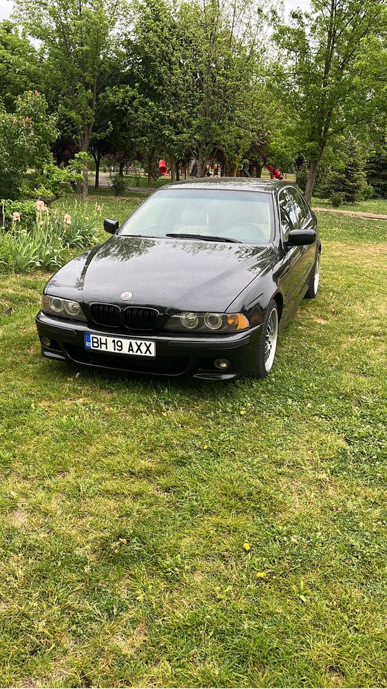 BMW E39 2.0 M47 136 cp diesel, 440.000 km, piele crem, jante 18”, Angel Eyes LED. Caroserie cu defecte, elemente noi incluse.