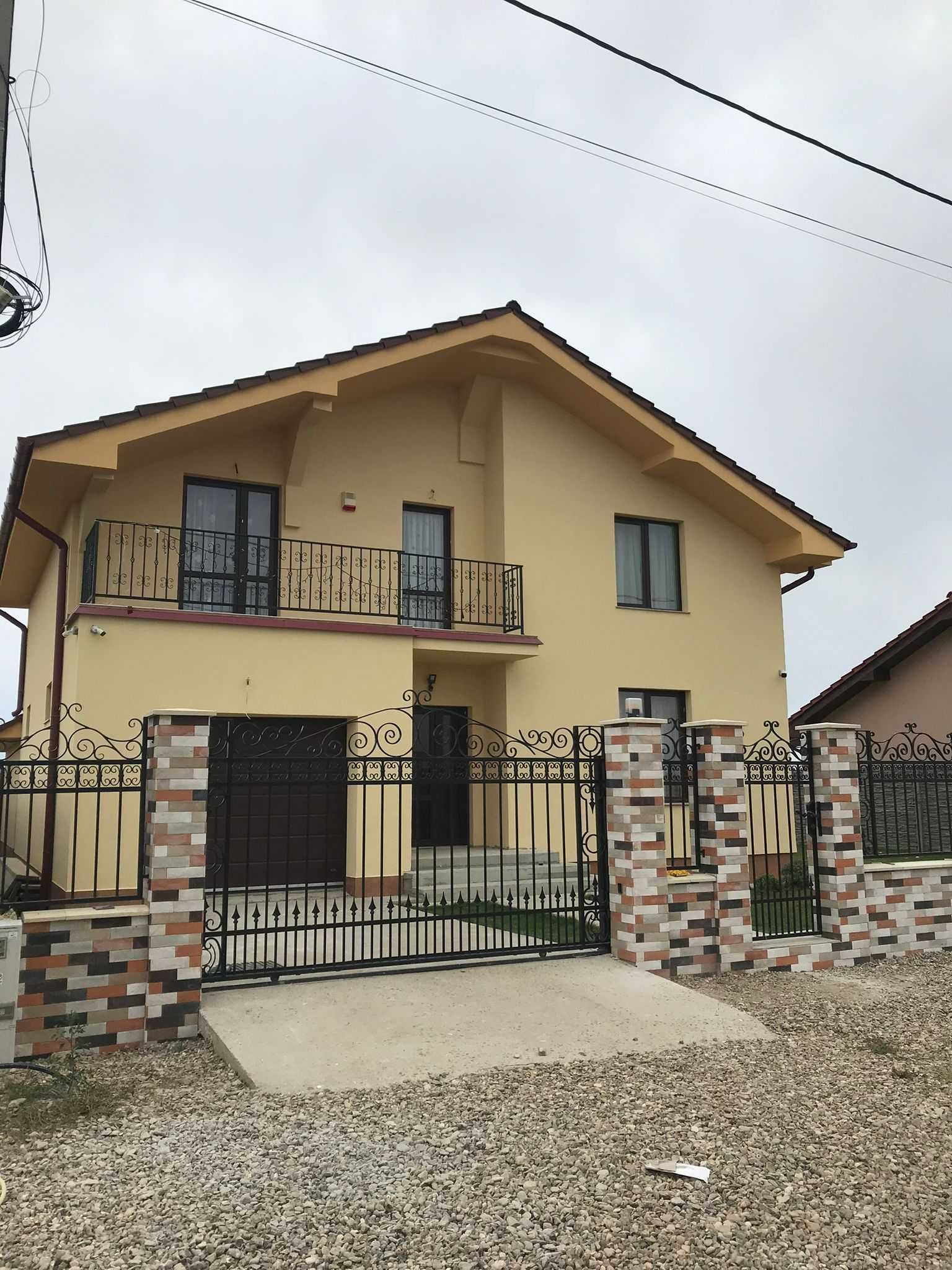 Casă familială de vânzare P+M în Sântandrei