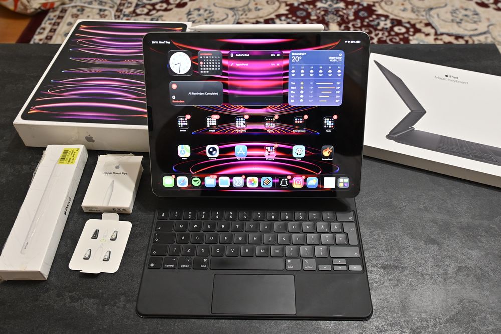 Set complet iPad Pro 12.9" M2 (Gen 6) 256GB cu Apple Magic Keyboard si Apple Pencil Gen 2