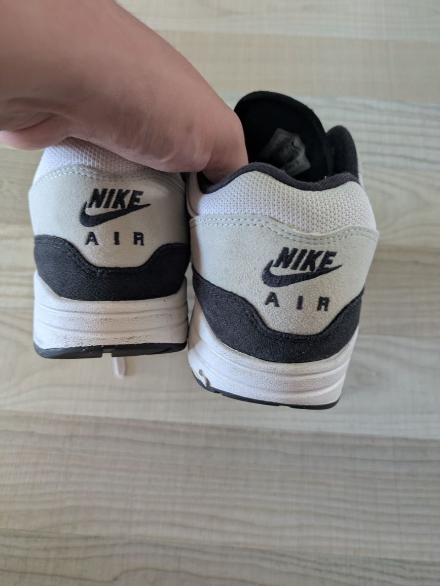 Vând adidași nike Air max