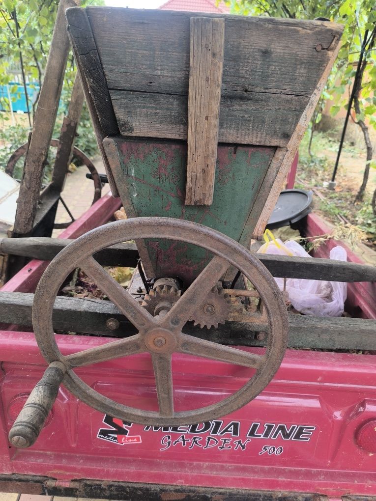 Vând 2 măcinătoare de struguri