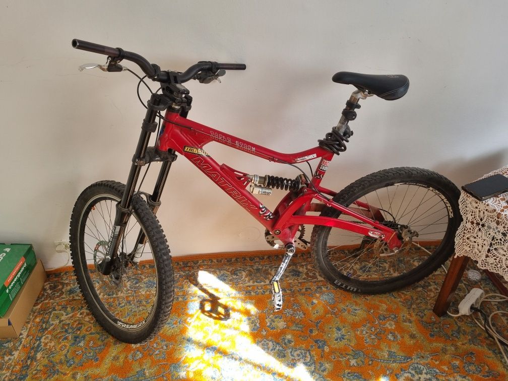 Atenție… nu este o joacă! Bicicletă Downhill brutală de vânzare!