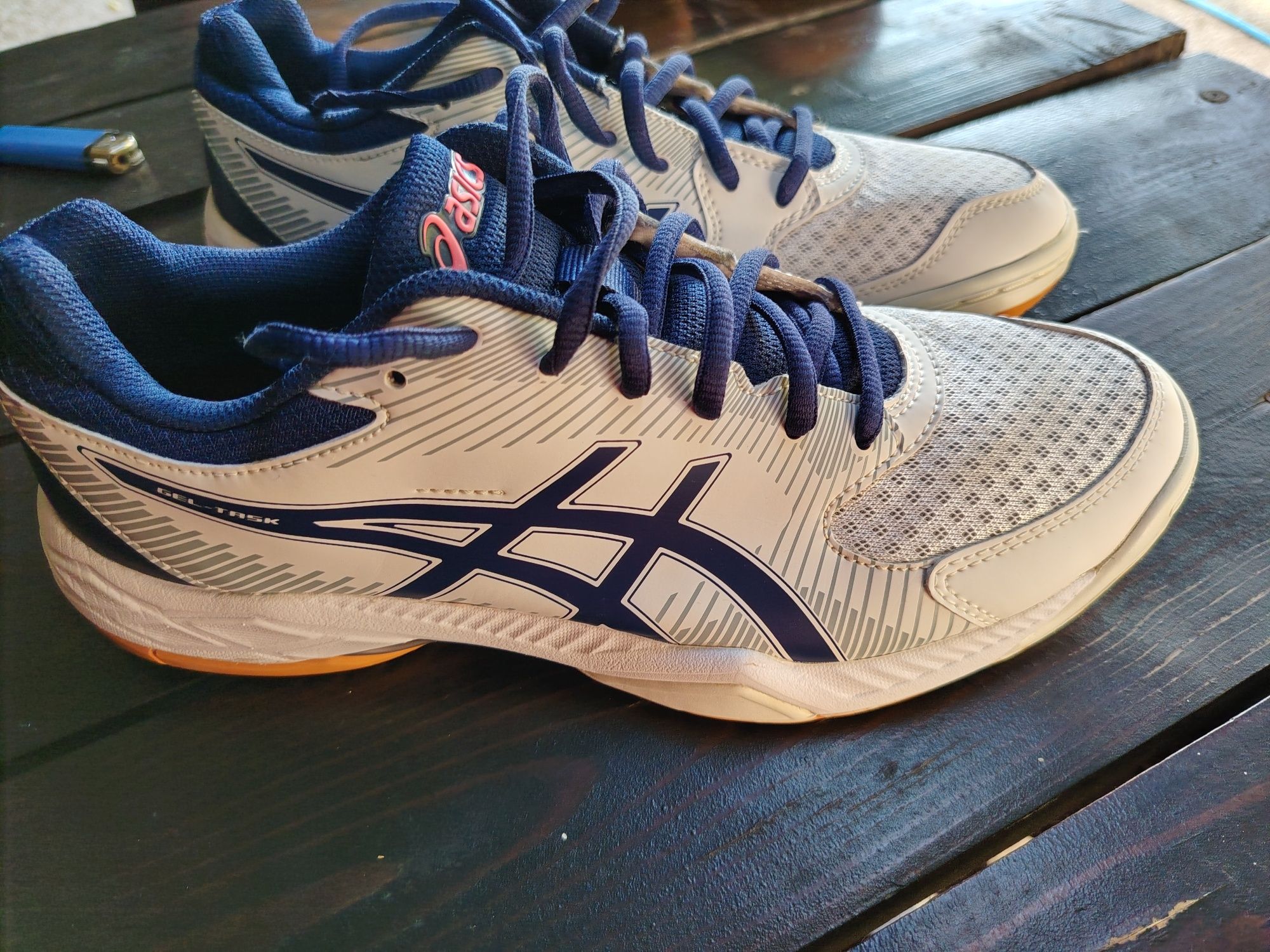 Pantofi sport Asics și Joma