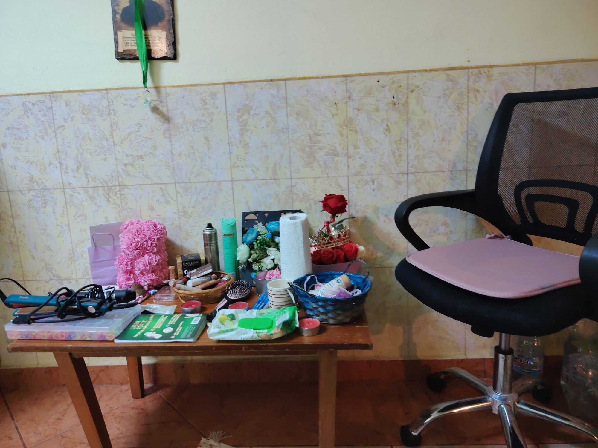 Machiaj gratuit de zi și pensat sprâncene și vopsit sprâncene   întins păru      unchi cu lac