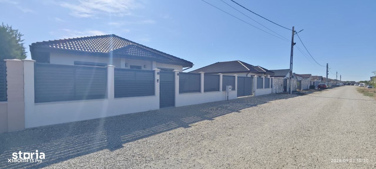Casă cu 3 camere, curte mare și utilități
