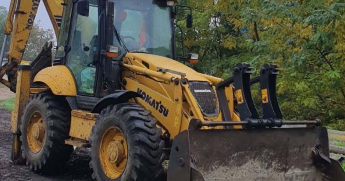 Accident în Sântandrei: Buldoexcavator neînregistrat, condus de un bărbat fără permis, a lovit o mașină într-o intersecție