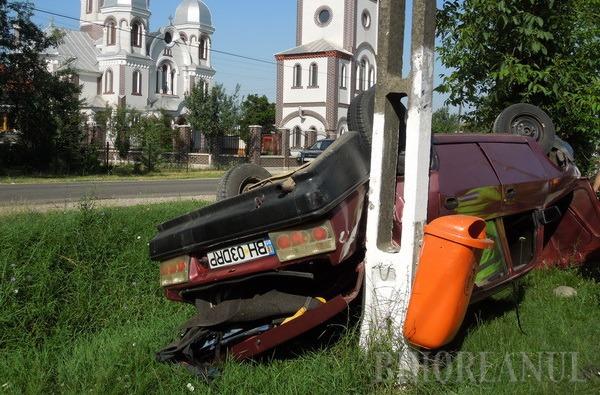 Accident la Sântandrei: O Dacie s-a dat peste cap, după ce a încercat să evite un Passat (FOTO)