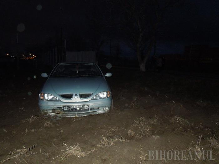Accident pe Calea Sântandreiului: O şoferiţă de 24 de ani a ajuns pe arătură după ce a ratat o depăşire (FOTO)