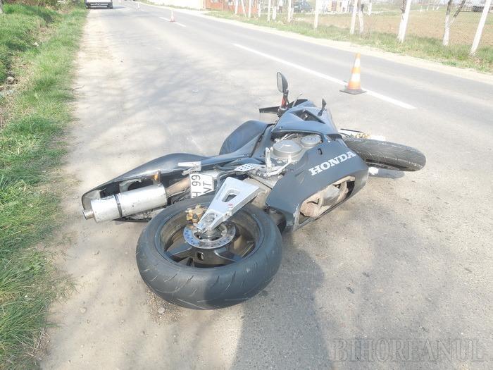 Un motociclist a ajuns la spital, după o depăşire nereuşită pe Calea Sântandreiului (FOTO)