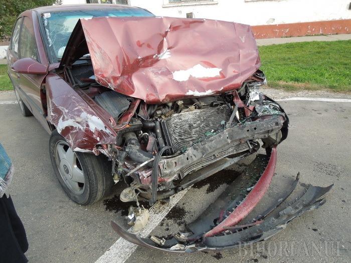 Vot cu peripeţii la Sântandrei: Cinci maşini, avariate, după ce un şofer nu a oprit la Stop (FOTO)
