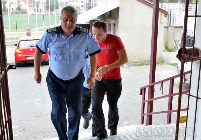 Captură surpriză pe DN76: Doi bihoreni au fost prinşi cu o maşină furată din curtea unui localnic din Sântandrei