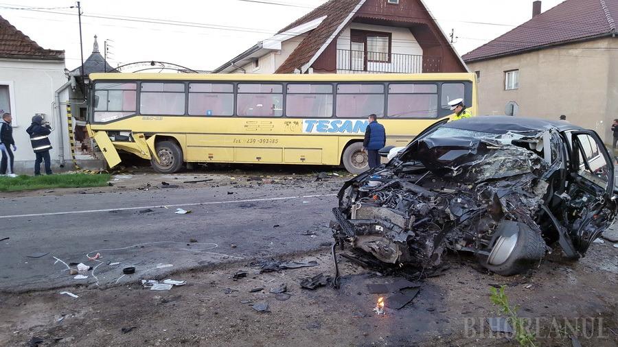 Accident oribil în Sântandrei: Un tânăr de 20 de ani a murit şi 5 persoane au fost rănite, după ce o maşină s-a ciocnit frontal cu un autobuz plin cu pasageri (FOTO/VIDEO)