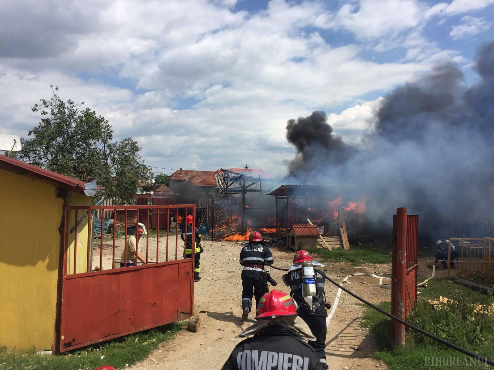 Incendiu cu explozii în Sântandrei: Un bărbat a ajuns la spital, cu arsuri pe mâini şi faţă (FOTO/VIDEO)