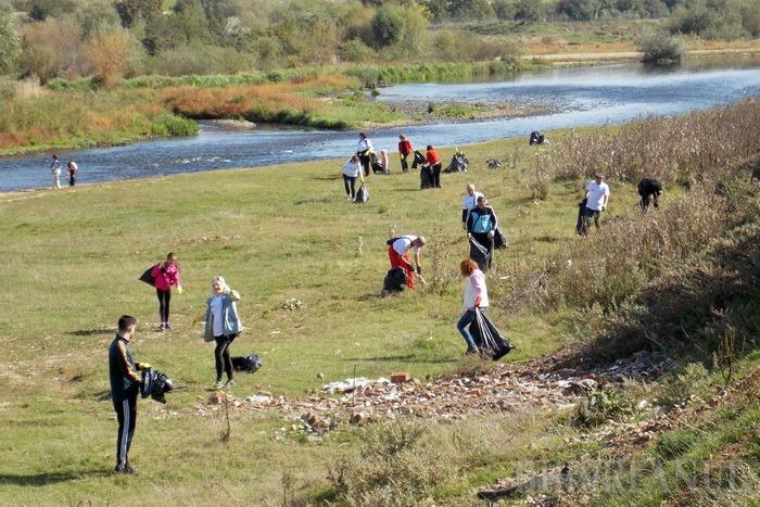 Curăţenie de toamnă: Localnicii din Sântandrei au ieşit voluntar la adunat gunoaie (FOTO)