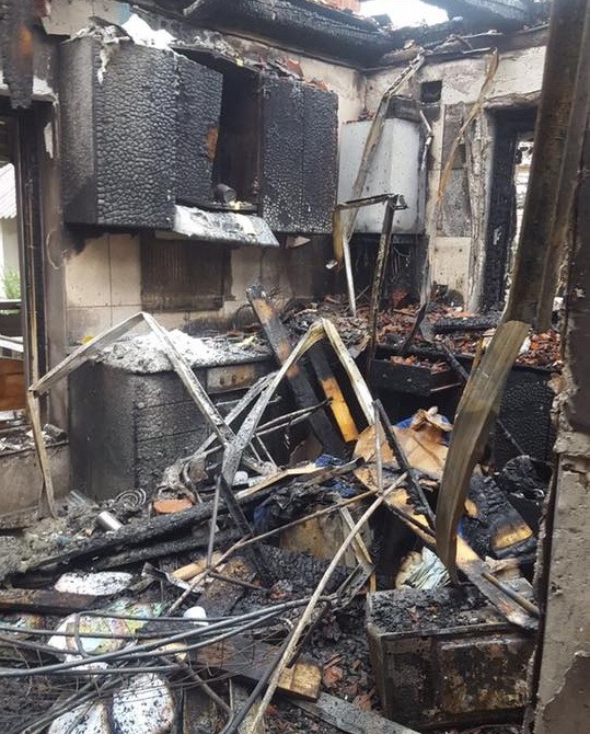 O familie din Sântandrei, cu doi copii mici, a rămas pe drumuri, după ce un incendiu le-a distrus casa (FOTO)