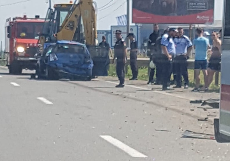 Trafic îngreunat pe Calea Sântandreiului: Un autobuz s-a izbit de o maşină pe care a împins-o într-un buldoexcavator (FOTO / VIDEO)