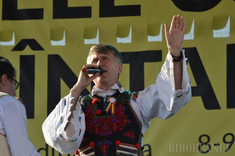 „Cine-i supărat pe mine”... Solistul Cristian Pomohaci, aplaudat la Zilele comunei Sântandrei (FOTO / VIDEO)