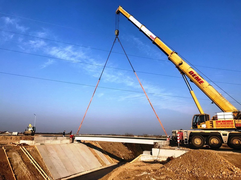 Se montează grinzile pe podul peste Peţa al noului drum de Sântandrei (FOTO)