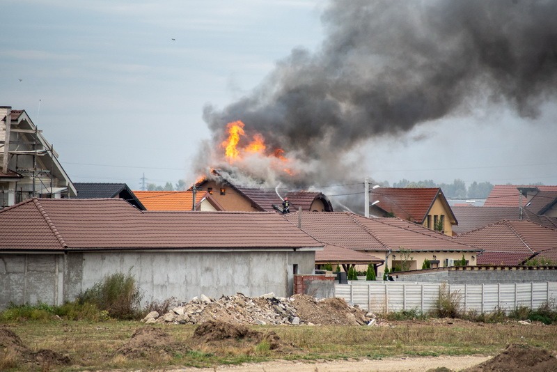 Incendiu violent la o casă din Sântandrei! (FOTO / VIDEO)