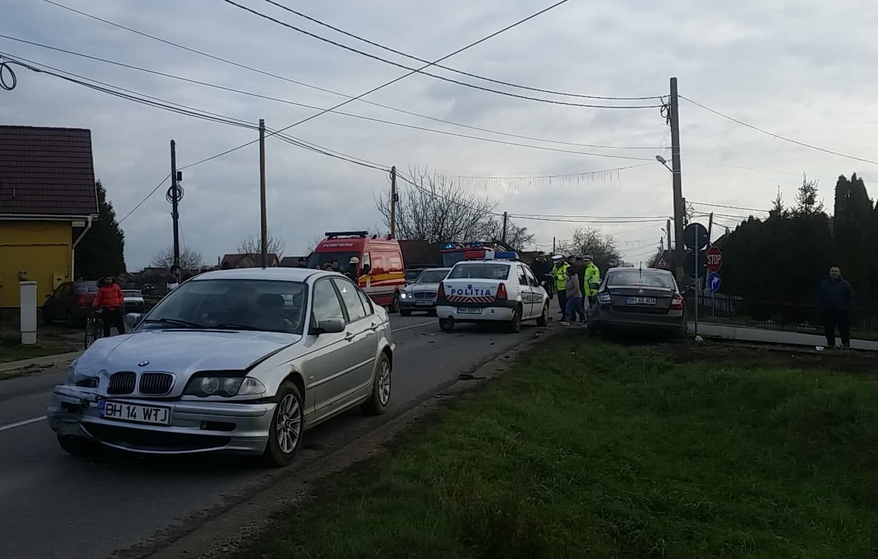Accident în Sântandrei, în a doua zi de Crăciun, între un BMW şi o Skoda. Două persoane au ajuns la spital (FOTO)