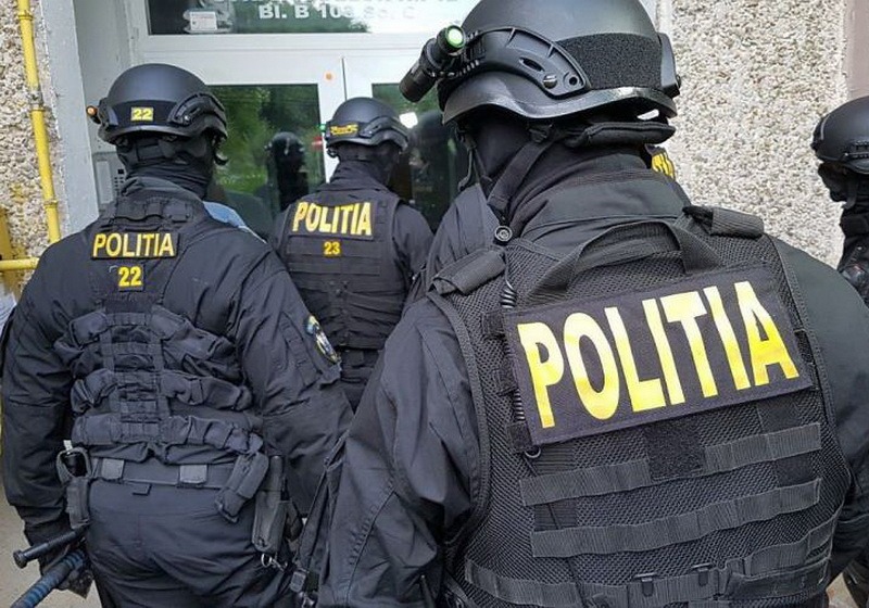Capturi în deplasare: Doi bărbaţi au fost reţinuţi în cazul furturilor în serie din Sântandrei