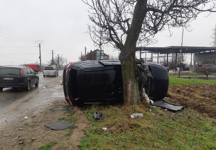 Accident lângă Sântandrei: În urma unei coliziuni, o maşină s-a răsturnat în afara şoselei, a rupt un stâlp de electricitate şi a lovit un copac (FOTO)