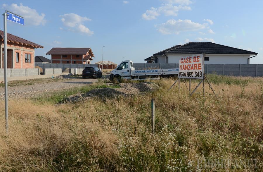 Locuitorii noului cartier dinspre Sântandrei riscă să îşi vadă casele demolate pentru viitorul drum expres Oradea - Arad (FOTO)