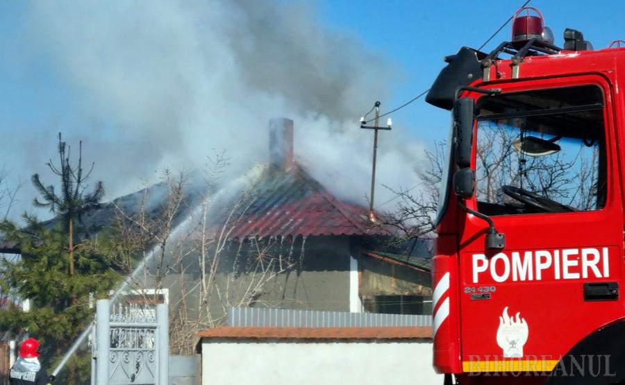 Incendiu violent la o casă din Sântandrei (FOTO / VIDEO)