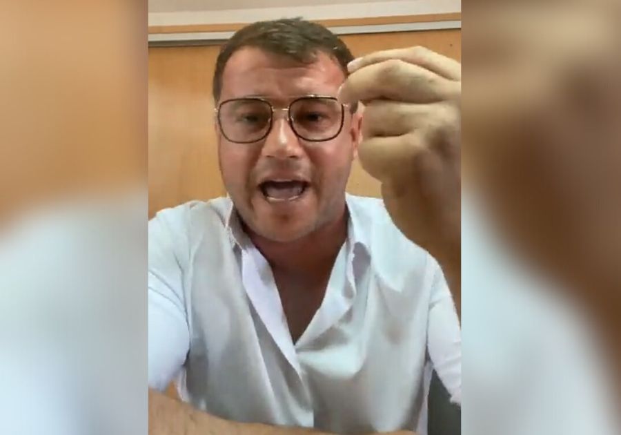 Atac la Borciu: Mașina controversatului afacerist din Sântandrei, distrusă de un incendiu provocat intenționat