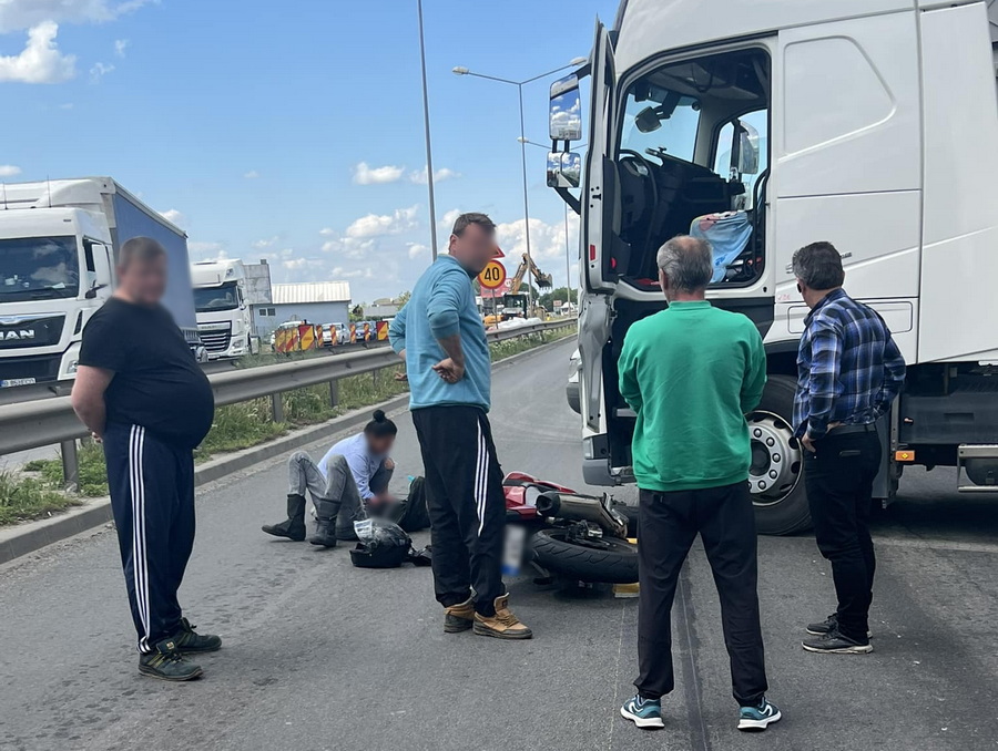 Accident pe Centură: motociclist rănit, după ce s-a izbit de un TIR pe Calea Sântandreiului, trafic blocat