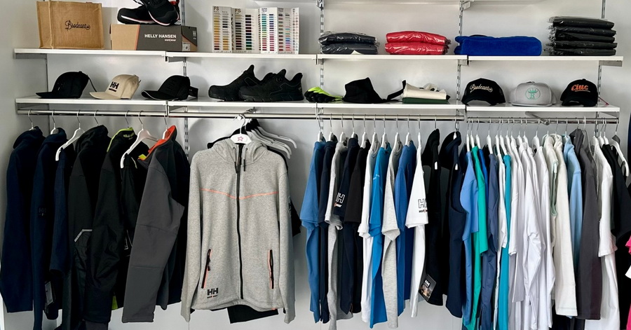 Brodeaza.ro – Afacerea din Palota care transformă echipamentele de lucru în instrumente de branding prin broderie profesională (FOTO/VIDEO)