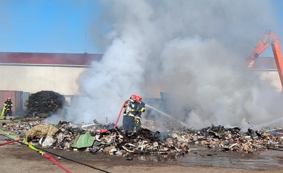 Incendiu în Palota: au ars 1,5 tone de deșeuri, o hală a fost salvată (FOTO)